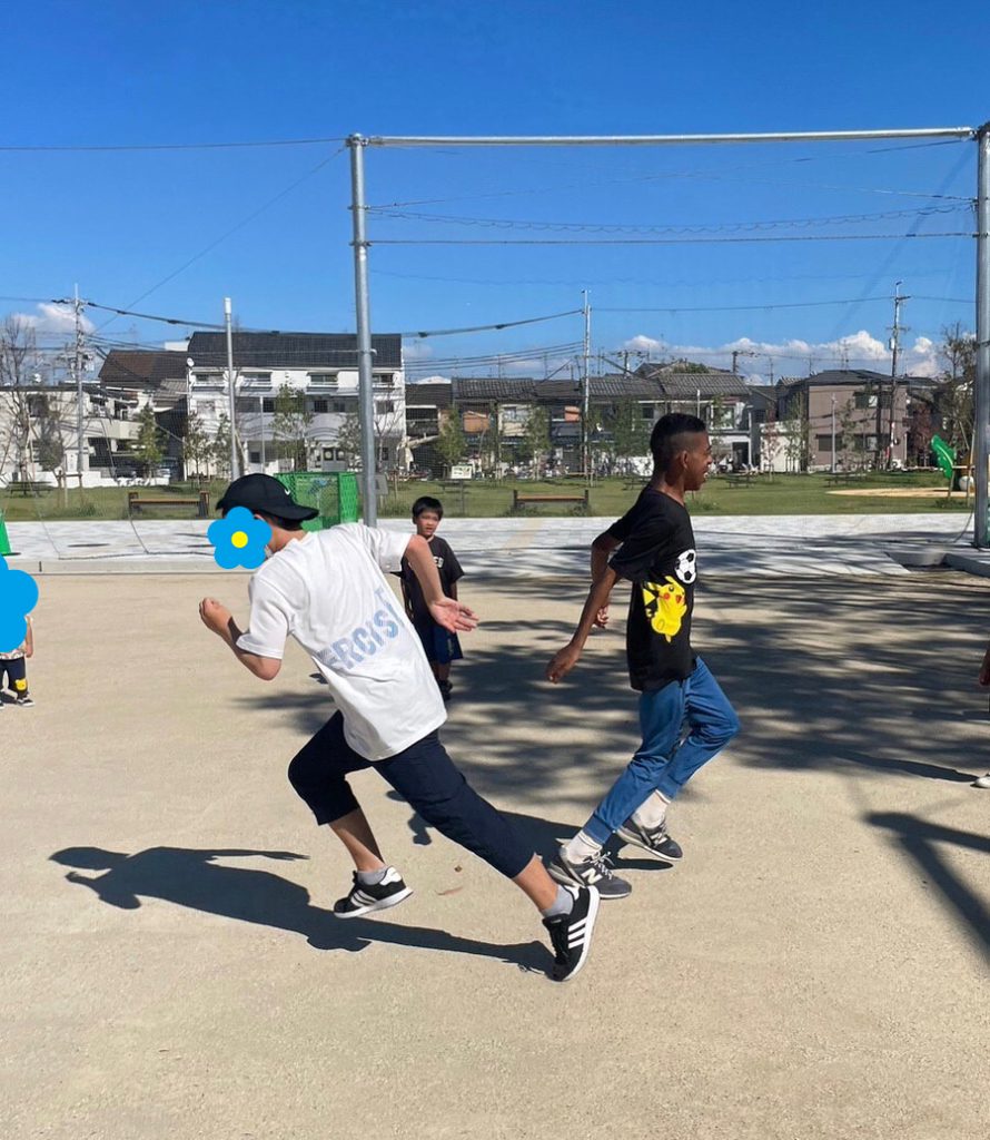 オハナピース大阪日本橋、よつば未来公園の多目的広場で、リレー対決をする児童。