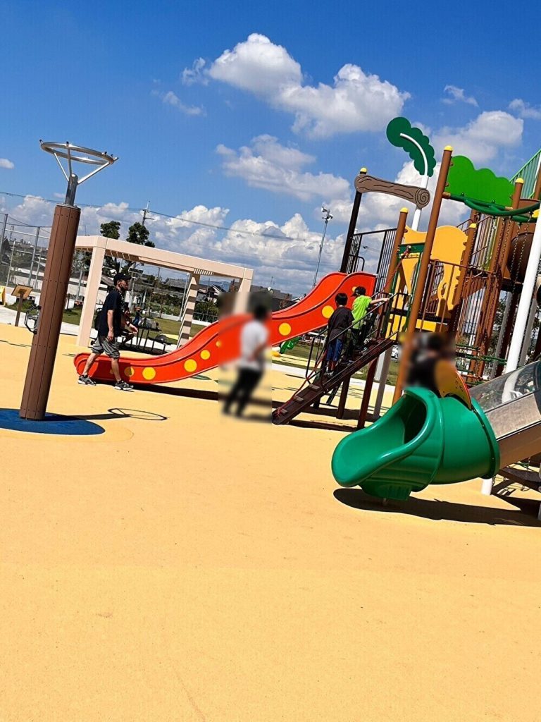 オハナピース花園町、よつば未来公園で遊ぶ子ども達

