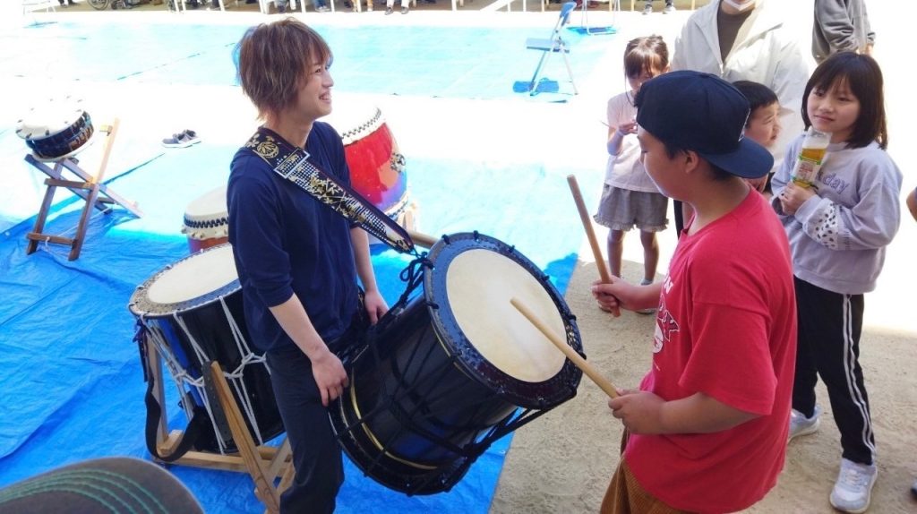オハナピース、合同イベントで太鼓を叩く児童
