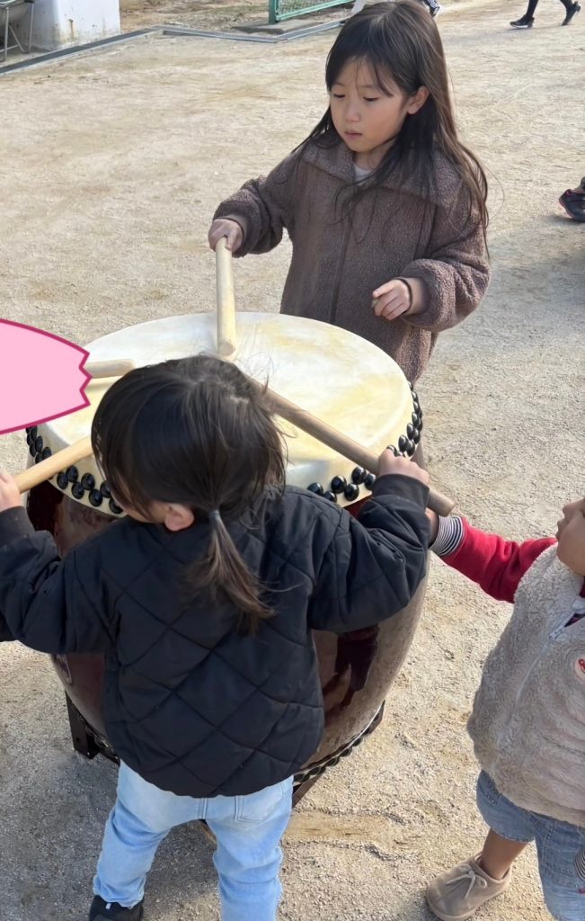 オハナピース花園町、日東フェスで太鼓に触れる児童
